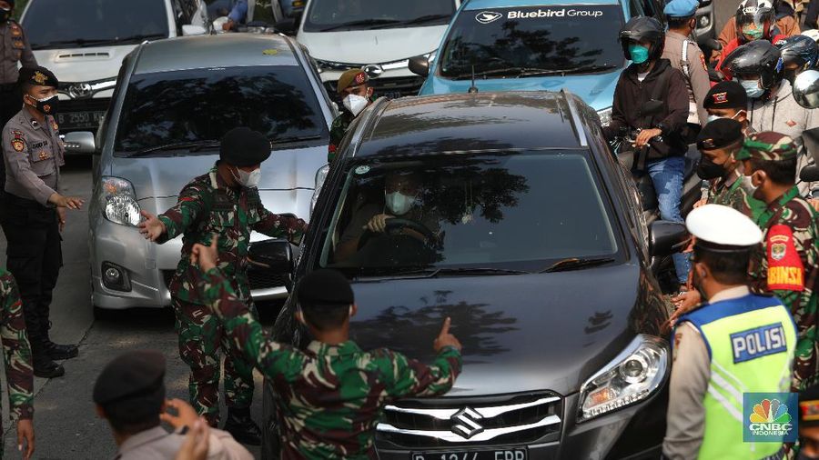 Penyekatan PPKM Darurat di Lenteng Agung, Jakarta, Senin (5/7/2021). (CNBC Indonesia/Andrean Kristianto)