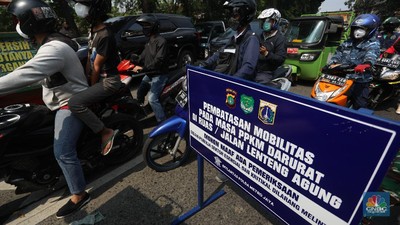 Penyekatan PPKM Darurat di Lenteng Agung, Jakarta, Senin (5/7/2021). (CNBC Indonesia/Andrean Kristianto) Penyekatan PPKM Darurat di Lenteng Agung, Jakarta, Senin (5/7/2021). (CNBC Indonesia/Andrean Kristianto)