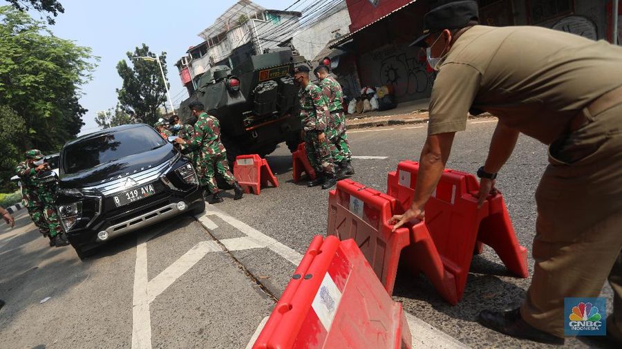 Penyekatan PPKM Darurat di Lenteng Agung, Jakarta, Senin (5/7/2021). (CNBC Indonesia/Andrean Kristianto)