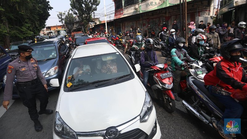 Penyekatan PPKM Darurat di Lenteng Agung, Jakarta, Senin (5/7/2021). (CNBC Indonesia/Andrean Kristianto)