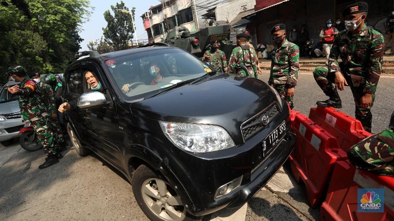 Penyekatan PPKM Darurat di Lenteng Agung, Jakarta, Senin (5/7/2021). (CNBC Indonesia/Andrean Kristianto)