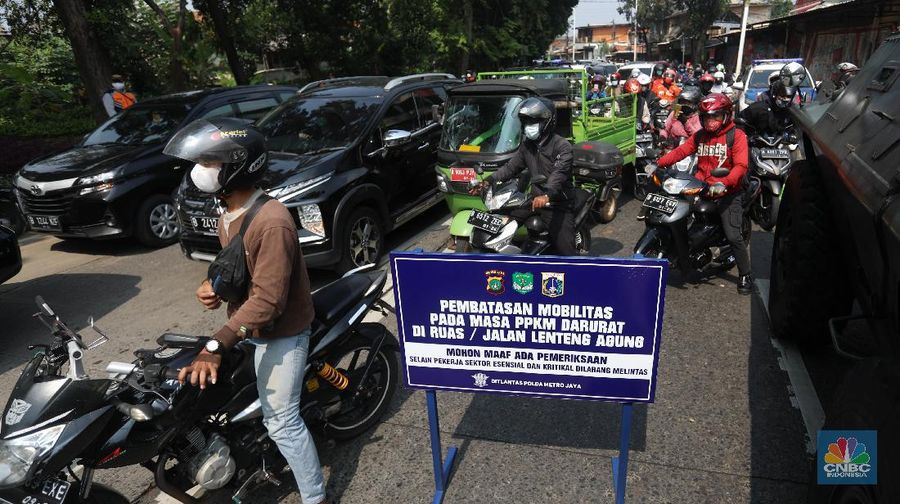 Penyekatan PPKM Darurat di Lenteng Agung, Jakarta, Senin (5/7/2021). (CNBC Indonesia/Andrean Kristianto)