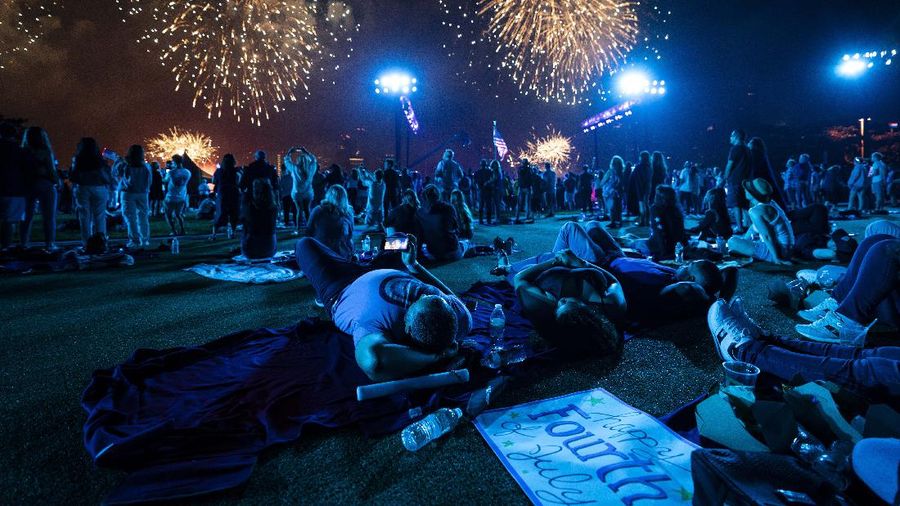 Pesta kembang api kembali lagi di New Orleans pada perayaan Kemerdekaan AS (4/7/2021).  (AP/John Minchillo)