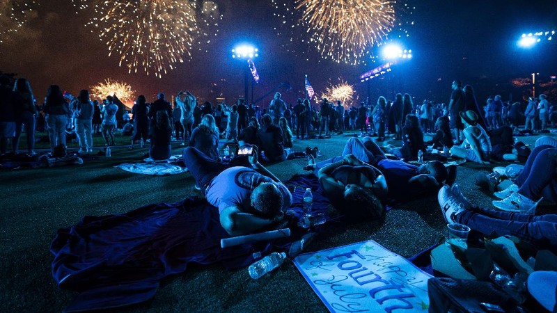 Pesta kembang api kembali lagi di New Orleans pada perayaan Kemerdekaan AS (4/7/2021).  (AP/John Minchillo)