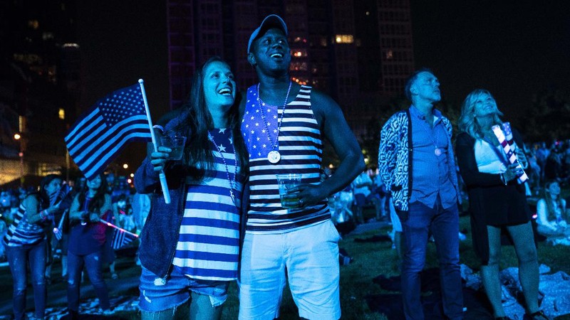Pesta kembang api kembali lagi di New Orleans pada perayaan Kemerdekaan AS (4/7/2021).  (AP/John Minchillo)
