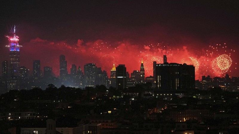 Pesta kembang api kembali lagi di New Orleans pada perayaan Kemerdekaan AS (4/7/2021).  (AP/John Minchillo)