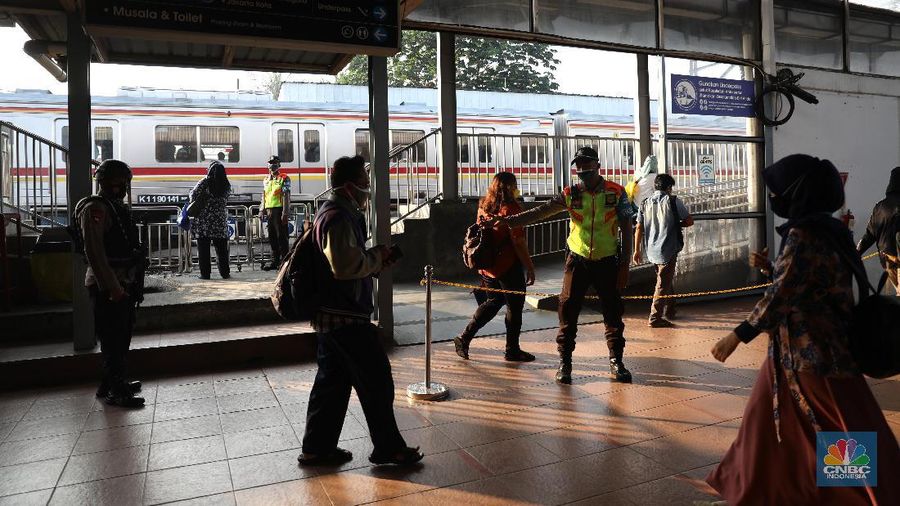 Suasana Antrian penumpang krl di Stasiun Citayam, Depok, Jawa Barat, Senin (5/7/2021). (CNBC Indonesia/Muhammad Sabki)