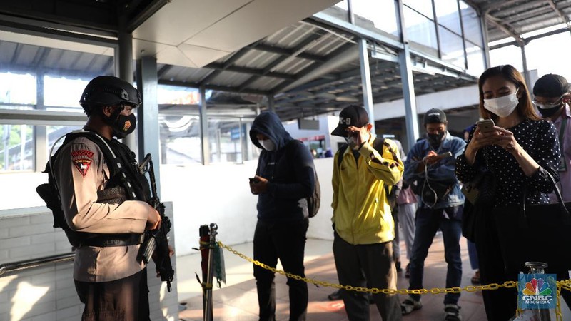 Suasana Antrian penumpang krl di Stasiun Citayam, Depok, Jawa Barat, Senin (5/7/2021). (CNBC Indonesia/Muhammad Sabki)