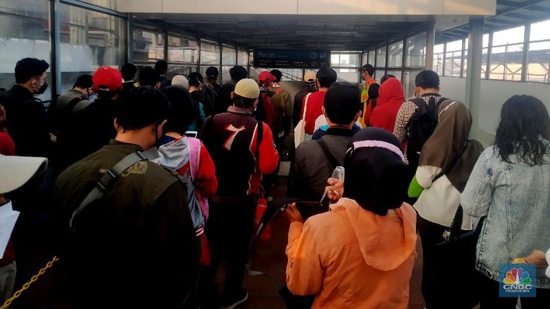 Suasana Antrian penumpang krl di Stasiun Citayam, Depok, Jawa Barat, Senin (5/7/2021). (CNBC Indonesia/Muhammad Sabki)