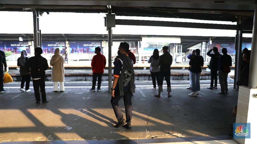 Suasana Antrian penumpang krl di Stasiun Citayam, Depok, Jawa Barat, Senin (5/7/2021). (CNBC Indonesia/Muhammad Sabki)
