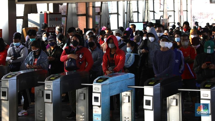 Suasana Antrian penumpang krl di Stasiun Citayam, Depok, Jawa Barat, Senin (5/7/2021). (CNBC Indonesia/Muhammad Sabki) Suasana Antrian penumpang krl di Stasiun Citayam, Depok, Jawa Barat, Senin (5/7/2021). (CNBC Indonesia/Muhammad Sabki)