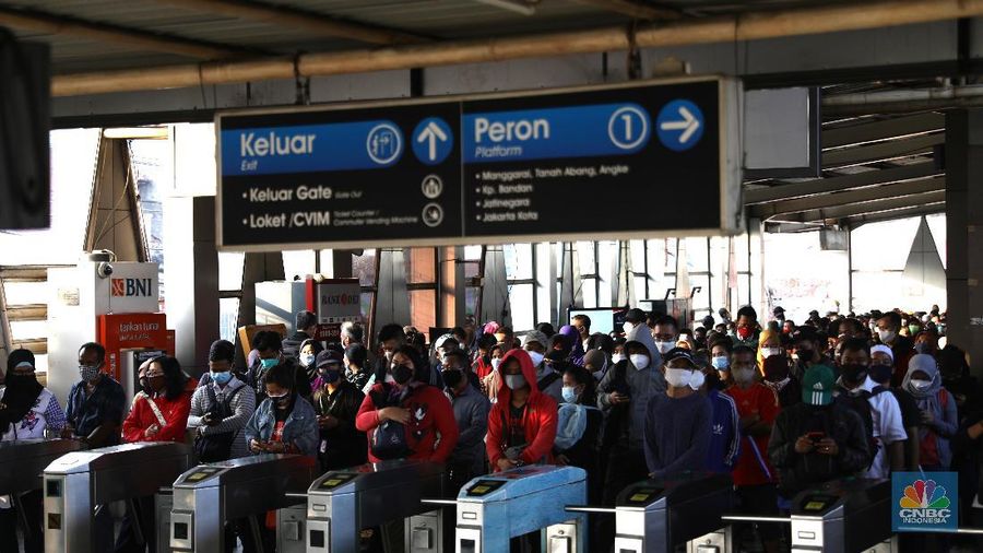 Suasana Antrian penumpang krl di Stasiun Citayam, Depok, Jawa Barat, Senin (5/7/2021). (CNBC Indonesia/Muhammad Sabki)