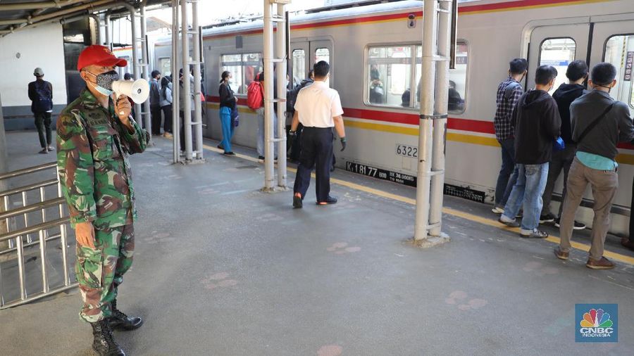 Suasana Antrian penumpang krl di Stasiun Citayam, Depok, Jawa Barat, Senin (5/7/2021). (CNBC Indonesia/Muhammad Sabki)