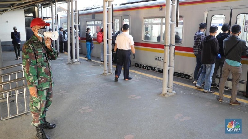 Suasana Antrian penumpang krl di Stasiun Citayam, Depok, Jawa Barat, Senin (5/7/2021). (CNBC Indonesia/Muhammad Sabki)