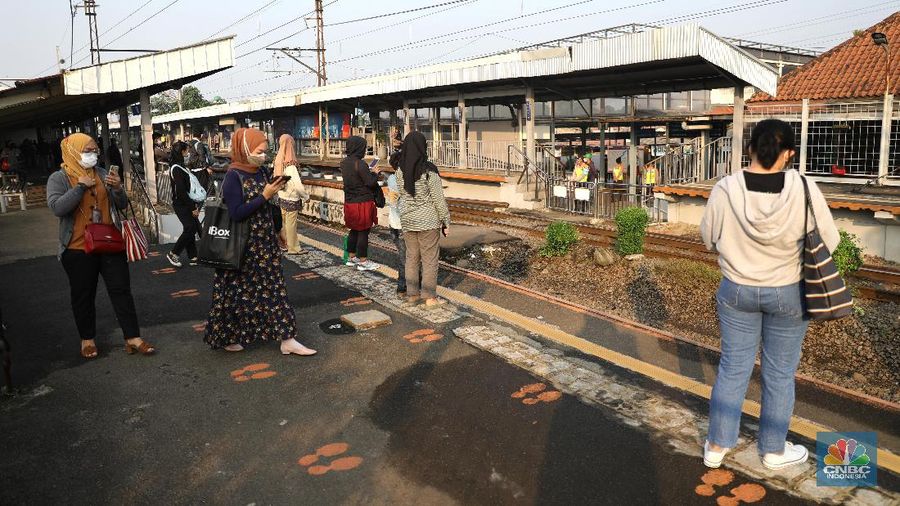Suasana Antrian penumpang krl di Stasiun Citayam, Depok, Jawa Barat, Senin (5/7/2021). (CNBC Indonesia/Muhammad Sabki)