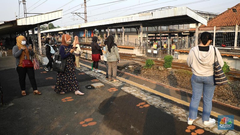 Suasana Antrian penumpang krl di Stasiun Citayam, Depok, Jawa Barat, Senin (5/7/2021). (CNBC Indonesia/Muhammad Sabki)