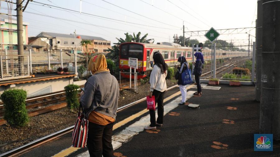 Suasana Antrian penumpang krl di Stasiun Citayam, Depok, Jawa Barat, Senin (5/7/2021). (CNBC Indonesia/Muhammad Sabki)