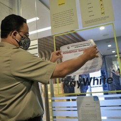 Menelusuri Daftar Hitam Anies yang Buat Orang Tak Bisa Jalan