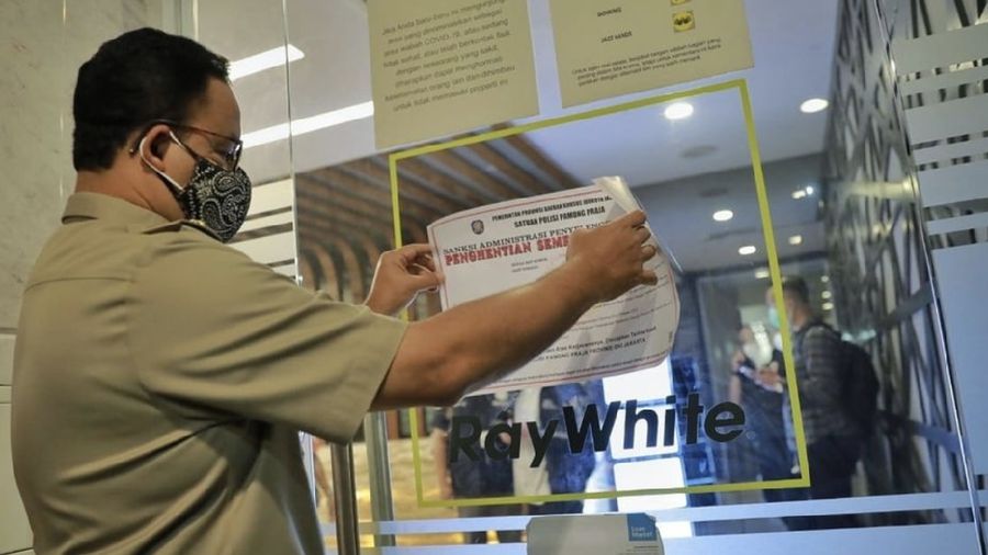 Anies Baswedan, menyegel kantor Ray White saat PPKM Darurat, Selasa (6/7/2021). (Dok: IG aniesbaswedan)