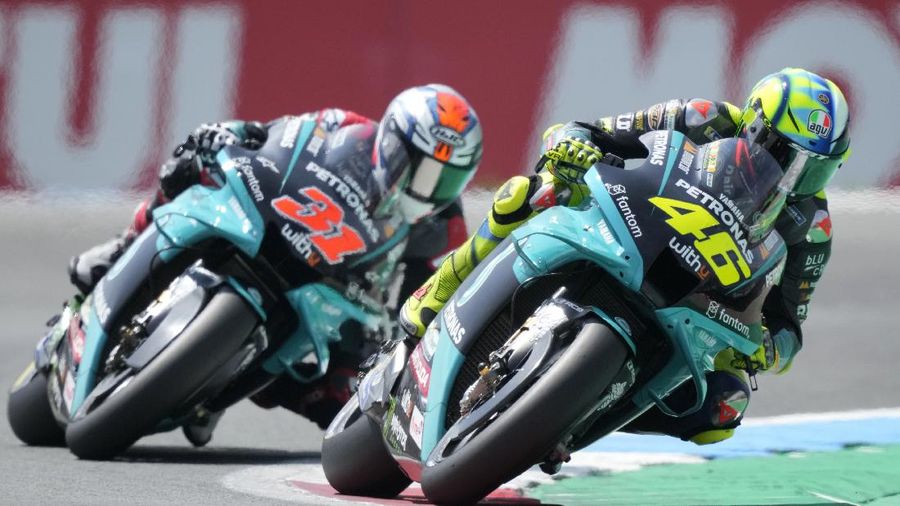 Pembalap Yamaha Valentino Rossi dari Italia, kanan, dan Garrett Gerloff dari AS bersaing selama balapan MotoGP di Grand Prix Belanda di Assen, Belanda. (AP/Peter Dejong)