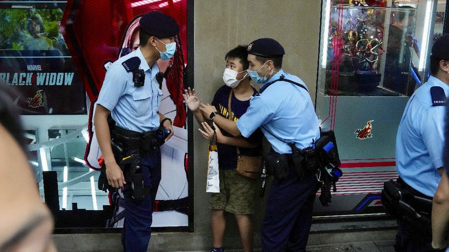Polisi Hong Kong memperlihatkan sejumlah barang bukti atas penangkapan 9 orang yang merencanakan pemboman di tengah kota. (AP/Kin Cheung)