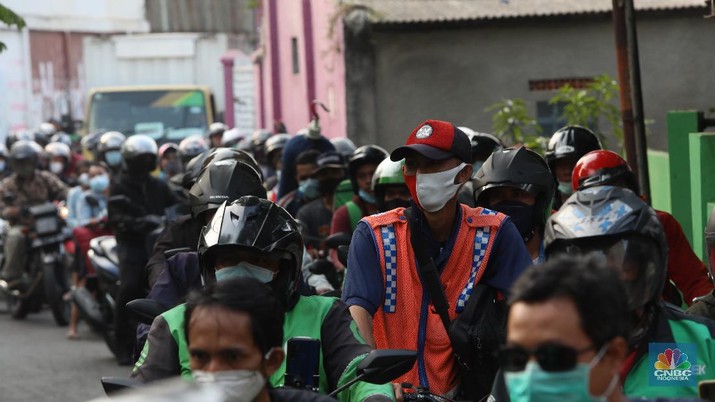 Pengendara melewati jalur alternatif untuk melewati penyekatan PPKM Darurat di Jakarta, Selasa (6/7/2021). (CNBC Indonesia/Andrean Kristianto)