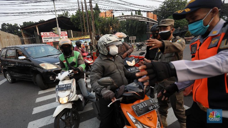 Pengendara melewati jalur alternatif untuk melewati penyekatan PPKM Darurat di Jakarta, Selasa (6/7/2021). (CNBC Indonesia/Andrean Kristianto)