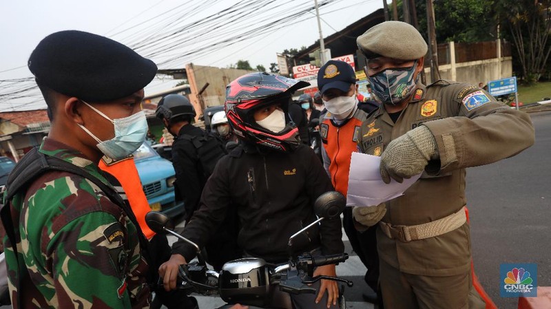 Pengendara melewati jalur alternatif untuk melewati penyekatan PPKM Darurat di Jakarta, Selasa (6/7/2021). (CNBC Indonesia/Andrean Kristianto)