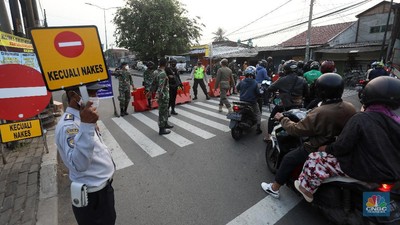 Pengendara melewati jalur alternatif untuk melewati penyekatan PPKM Darurat di Jakarta, Selasa (6/7/2021). (CNBC Indonesia/Andrean Kristianto) Pengendara melewati jalur alternatif untuk melewati penyekatan PPKM Darurat di Jakarta, Selasa (6/7/2021). (CNBC Indonesia/Andrean Kristianto)