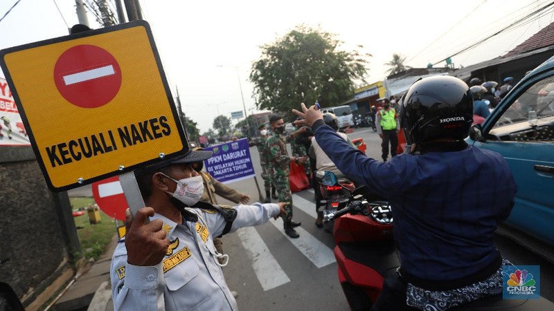Pengendara melewati jalur alternatif untuk melewati penyekatan PPKM Darurat di Jakarta, Selasa (6/7/2021). (CNBC Indonesia/Andrean Kristianto)