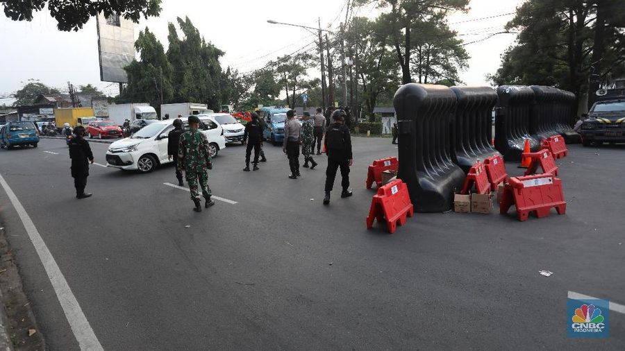 Pengendara melewati jalur alternatif untuk melewati penyekatan PPKM Darurat di Jakarta, Selasa (6/7/2021). (CNBC Indonesia/Andrean Kristianto)