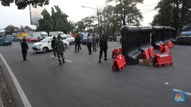 Pengendara melewati jalur alternatif untuk melewati penyekatan PPKM Darurat di Jakarta, Selasa (6/7/2021). (CNBC Indonesia/Andrean Kristianto)