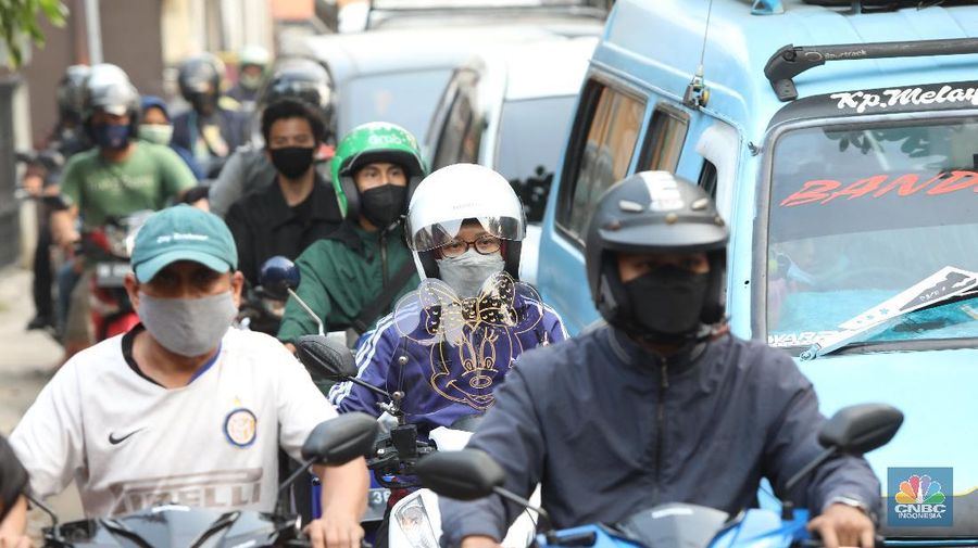 Pengendara melewati jalur alternatif untuk melewati penyekatan PPKM Darurat di Jakarta, Selasa (6/7/2021). (CNBC Indonesia/Andrean Kristianto)