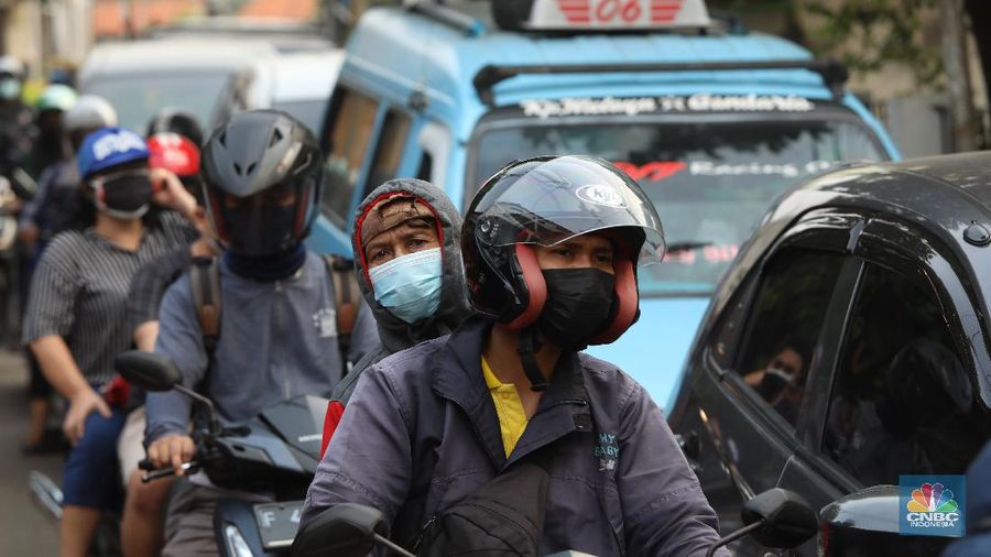 Pengendara melewati jalur alternatif untuk melewati penyekatan PPKM Darurat di Jakarta, Selasa (6/7/2021). (CNBC Indonesia/Andrean Kristianto)