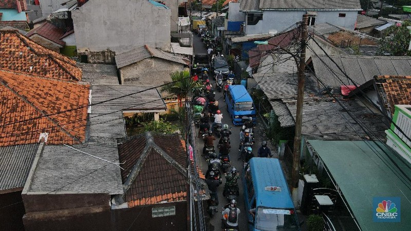 Pengendara melewati jalur alternatif untuk melewati penyekatan PPKM Darurat di Jakarta, Selasa (6/7/2021). (CNBC Indonesia/Andrean Kristianto)