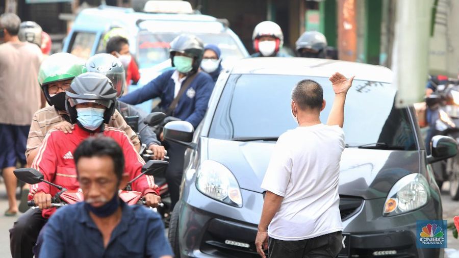 Pengendara melewati jalur alternatif untuk melewati penyekatan PPKM Darurat di Jakarta, Selasa (6/7/2021). (CNBC Indonesia/Andrean Kristianto)