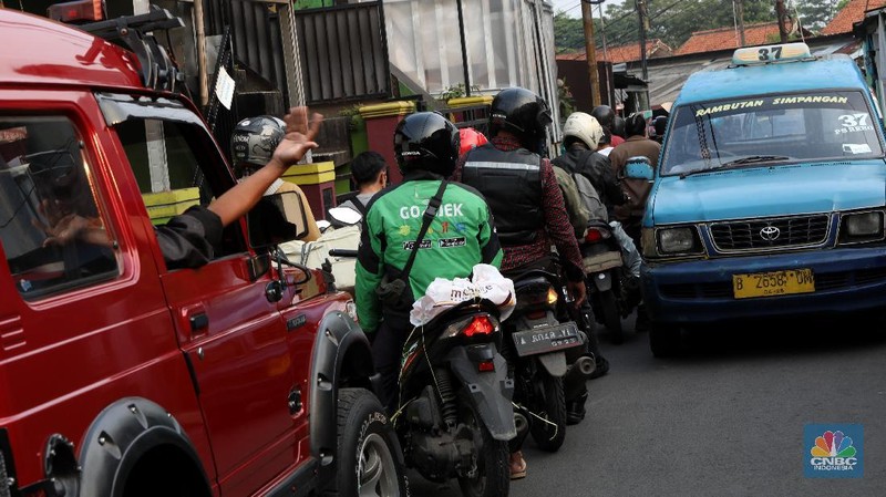 Pengendara melewati jalur alternatif untuk melewati penyekatan PPKM Darurat di Jakarta, Selasa (6/7/2021). (CNBC Indonesia/Andrean Kristianto)