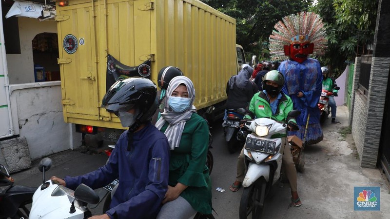 Pengendara melewati jalur alternatif untuk melewati penyekatan PPKM Darurat di Jakarta, Selasa (6/7/2021). (CNBC Indonesia/Andrean Kristianto)