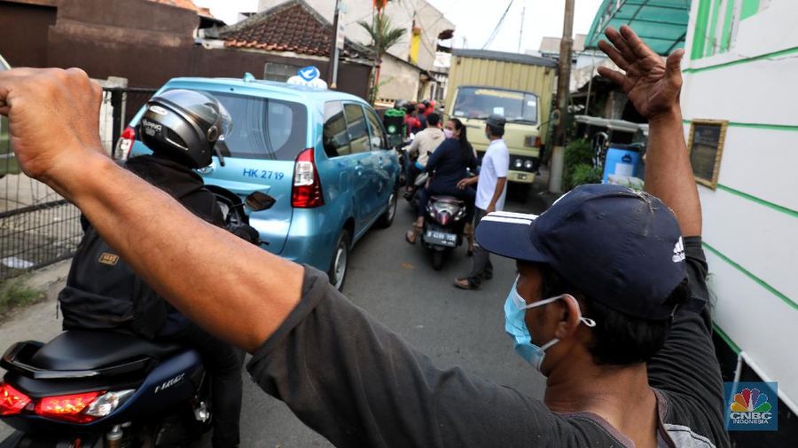 Pengendara melewati jalur alternatif untuk melewati penyekatan PPKM Darurat di Jakarta, Selasa (6/7/2021). (CNBC Indonesia/Andrean Kristianto)