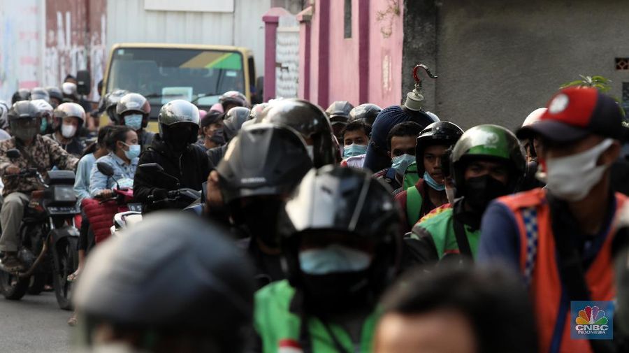 Pengendara melewati jalur alternatif untuk melewati penyekatan PPKM Darurat di Jakarta, Selasa (6/7/2021). (CNBC Indonesia/Andrean Kristianto)