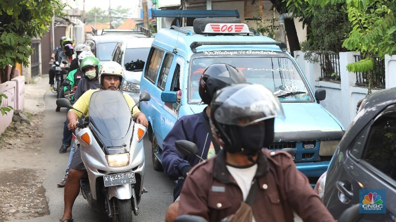 Pengendara melewati jalur alternatif untuk melewati penyekatan PPKM Darurat di Jakarta, Selasa (6/7/2021). (CNBC Indonesia/Andrean Kristianto)