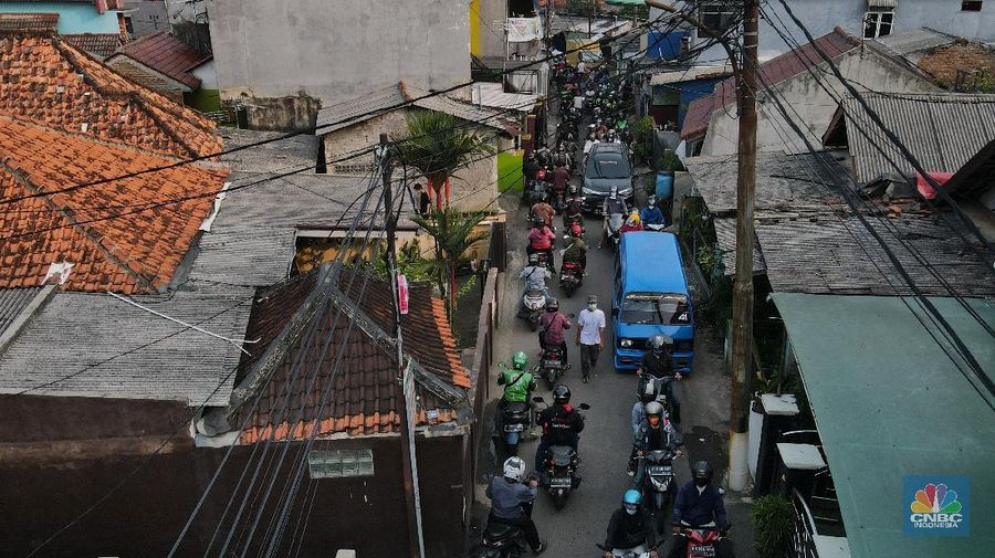 Pengendara melewati jalur alternatif untuk melewati penyekatan PPKM Darurat di Jakarta, Selasa (6/7/2021). (CNBC Indonesia/Andrean Kristianto)