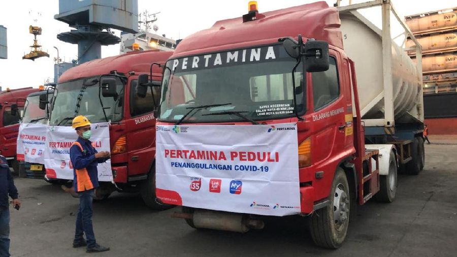 PT Pertamina (Persero) mengerahkan anak usahanya untuk membantu Pemerintah dalam penanganan Covid-19 melalui penyaluran kebutuhan Oksigen pasien Covid-19, termasuk menyediakan infrastruktur, sarana dan fasilitas (Sarfas) pendukung, salah satunya melalui fasilitas ISO Tank atau tanki oksigen yang dioperasikan oleh Pertamina Group.