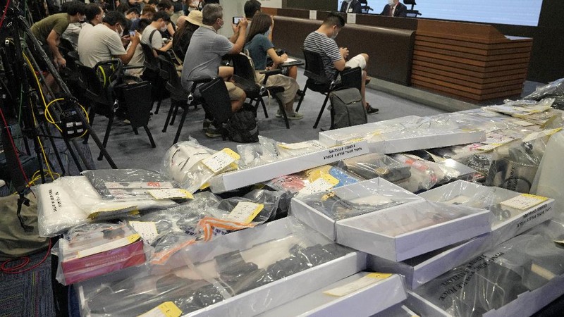 Polisi Hong Kong memperlihatkan sejumlah barang bukti atas penangkapan 9 orang yang merencanakan pemboman di tengah kota. (AP/Kin Cheung)