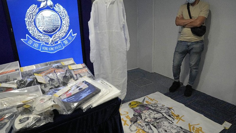 Polisi Hong Kong memperlihatkan sejumlah barang bukti atas penangkapan 9 orang yang merencanakan pemboman di tengah kota. (AP/Kin Cheung)