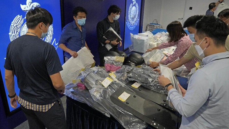 Polisi Hong Kong memperlihatkan sejumlah barang bukti atas penangkapan 9 orang yang merencanakan pemboman di tengah kota. (AP/Kin Cheung)