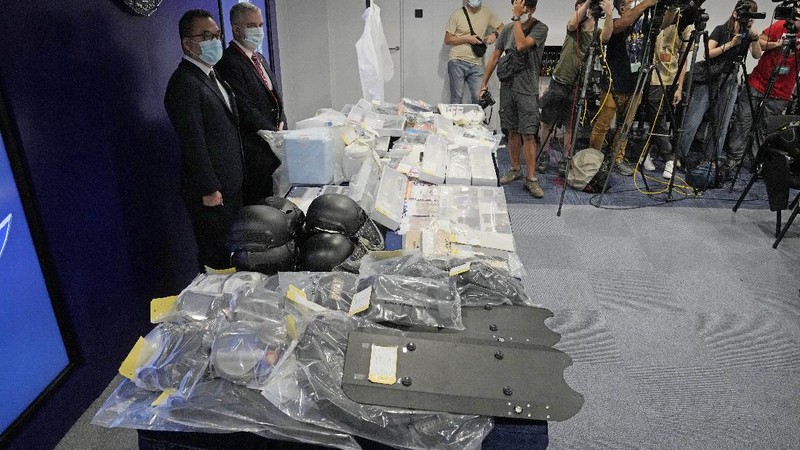 Polisi Hong Kong memperlihatkan sejumlah barang bukti atas penangkapan 9 orang yang merencanakan pemboman di tengah kota. (AP/Kin Cheung)