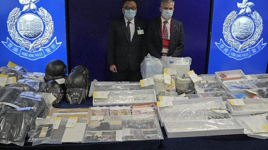 Polisi Hong Kong memperlihatkan sejumlah barang bukti atas penangkapan 9 orang yang merencanakan pemboman di tengah kota. (AP/Kin Cheung)