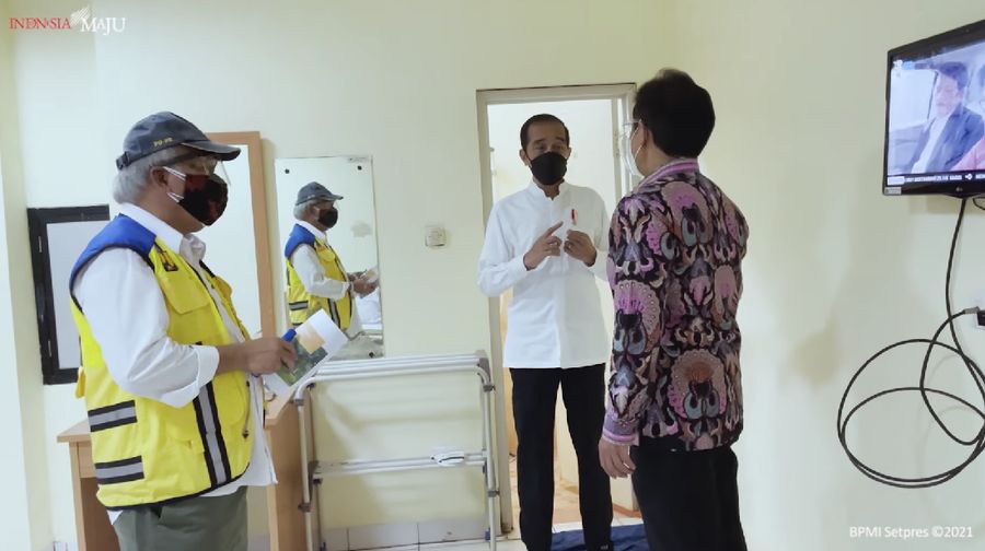 Presiden Jokowi tinjau kesiapan Asrama Haji sebagai RS Darurat Covid 19, Jakarta Timur, (5/7/2021). (Dok: Tangkapan layar youtube setpres RI)