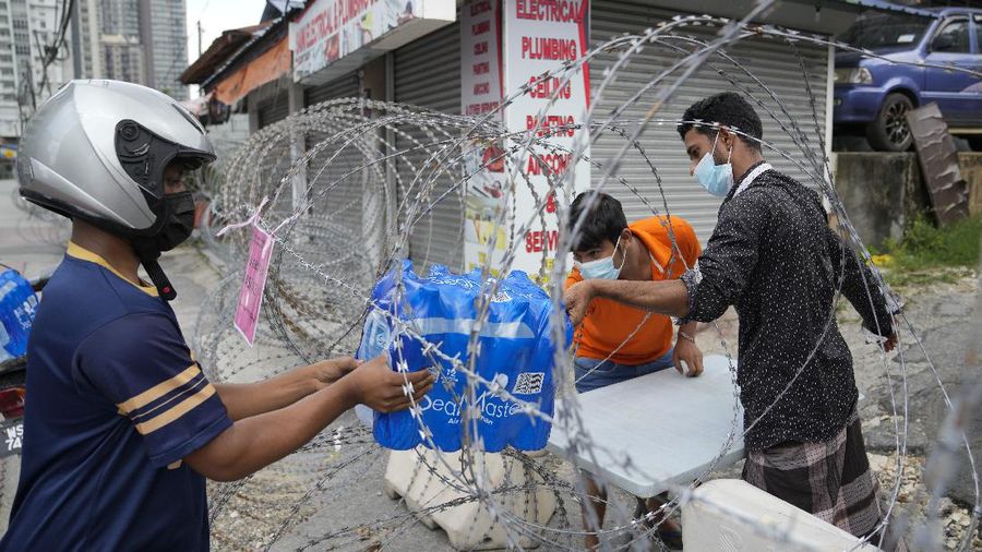 Warga Malaysia menggencarkan kampanye kibar bendera putih untuk saling membantu menghadapi masa sulit, terutama karena lockdown demi meredam Covid-19. (AP/Vincent Thian)